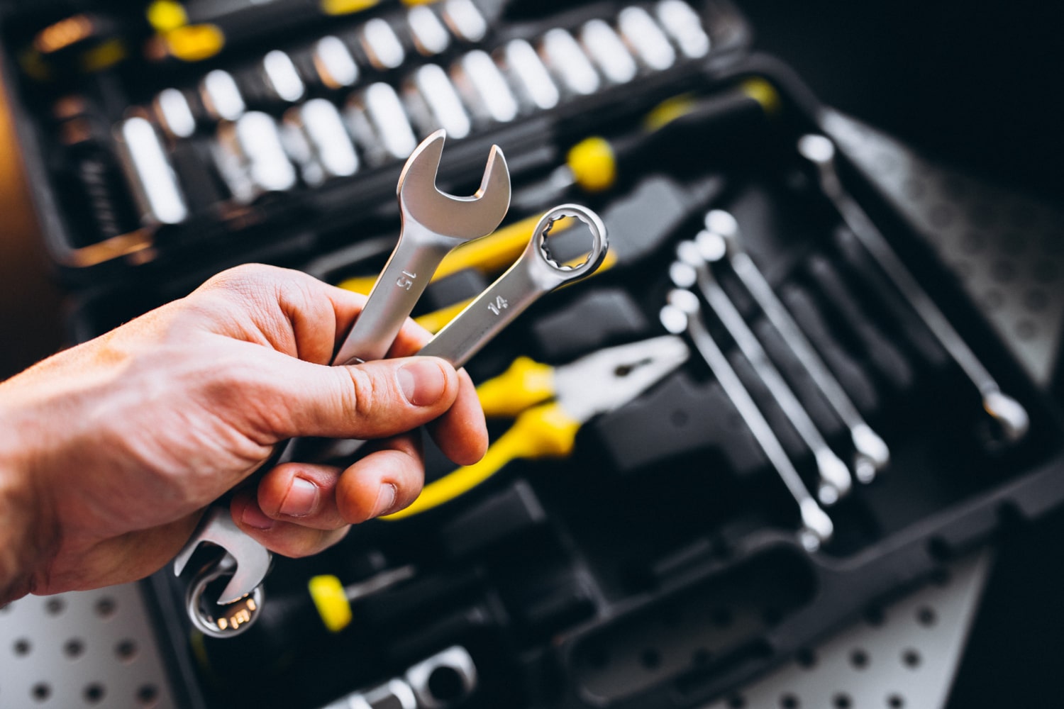 Serwisant przy pracy